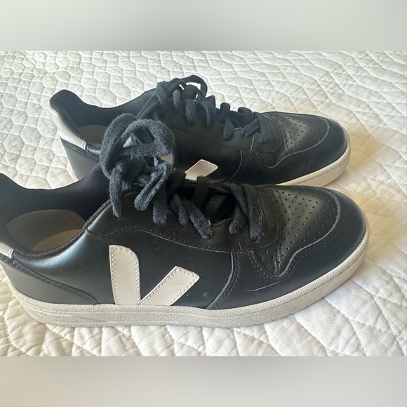 V-10 VEJA Black/White leather sneakers - Picture 8 of 9